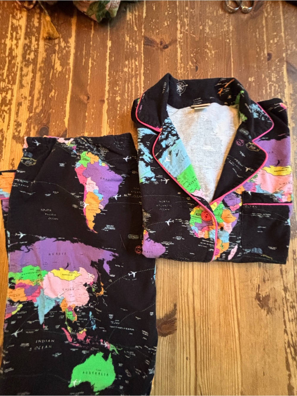 BedHead vintage Black World Map Pajama Set with Multicolor Print. Medium - Picture 15 of 16